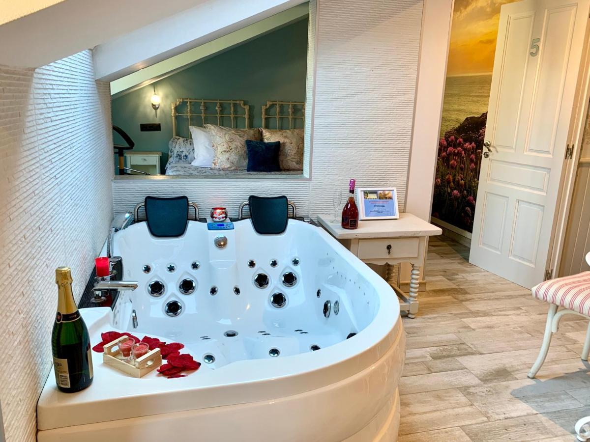 Akla Suites Con Jacuzzi Santillana サンティリャーナ・デル・マル エクステリア 写真