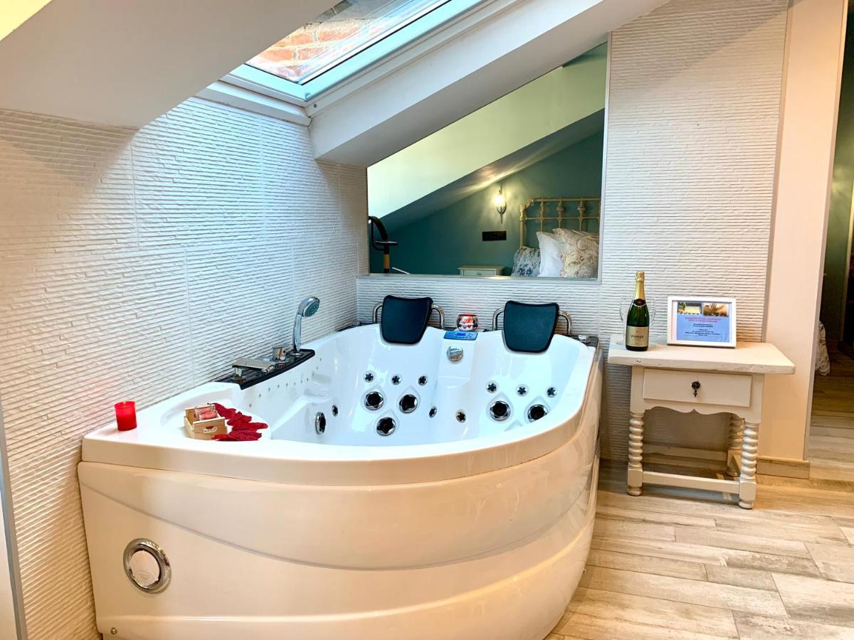 Akla Suites Con Jacuzzi Santillana サンティリャーナ・デル・マル エクステリア 写真