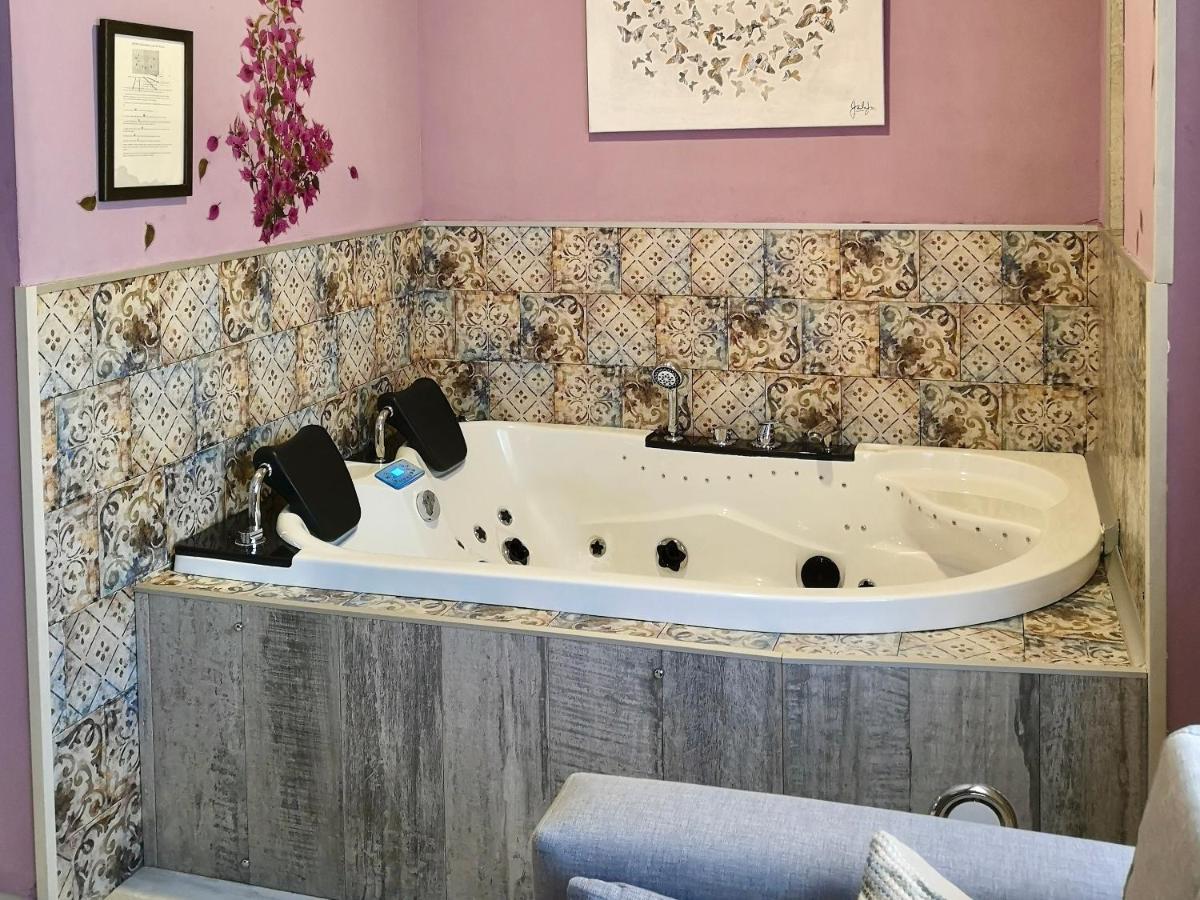 Akla Suites Con Jacuzzi Santillana サンティリャーナ・デル・マル エクステリア 写真