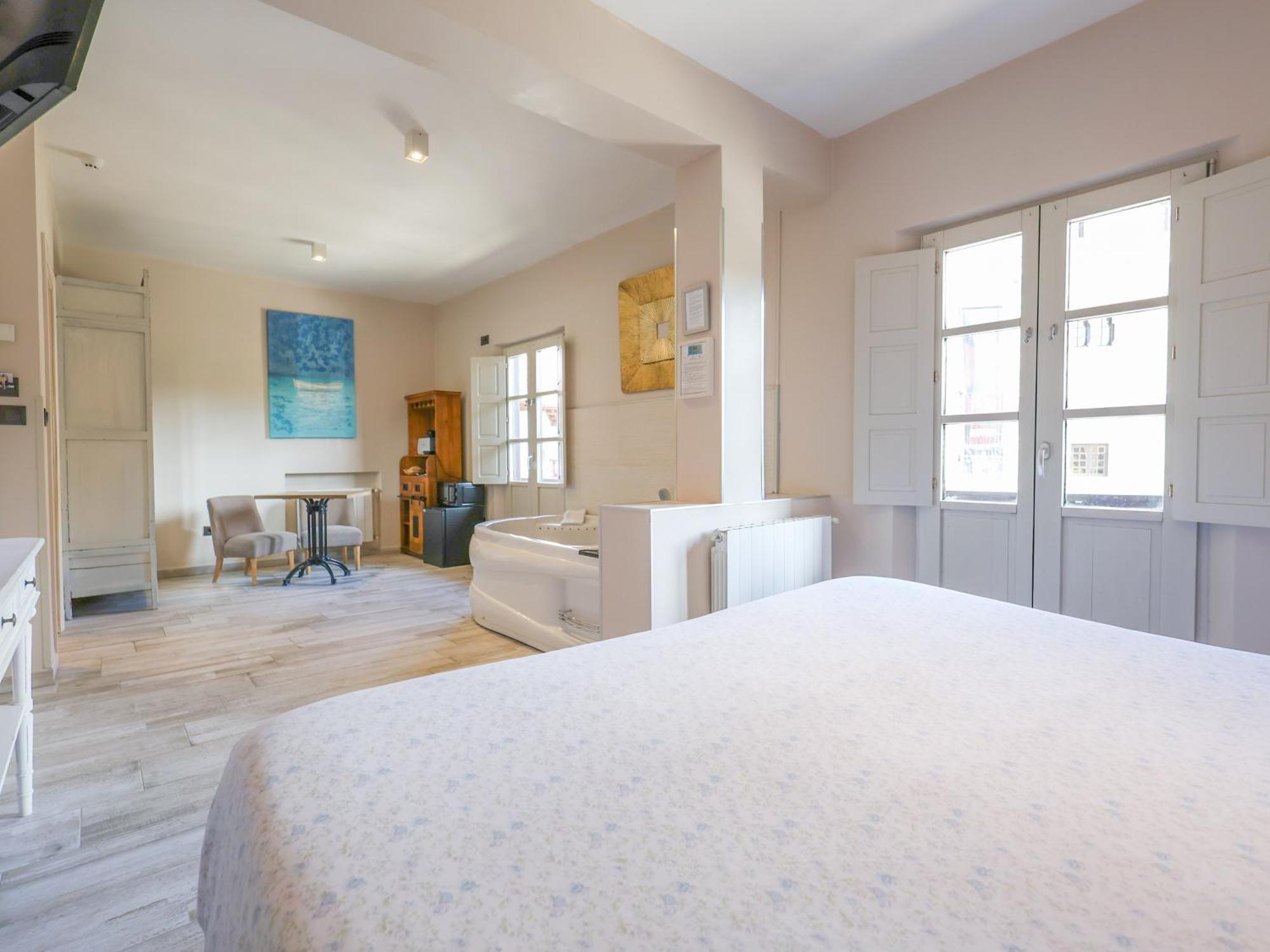 Akla Suites Con Jacuzzi Santillana サンティリャーナ・デル・マル エクステリア 写真
