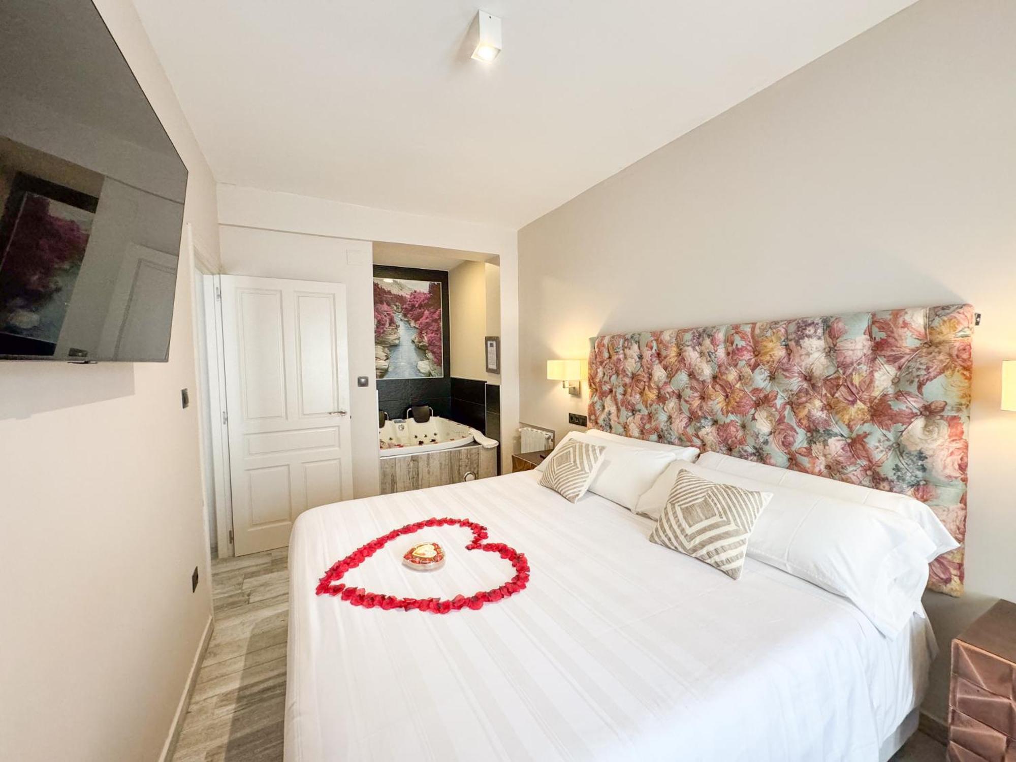 Akla Suites Con Jacuzzi Santillana サンティリャーナ・デル・マル エクステリア 写真