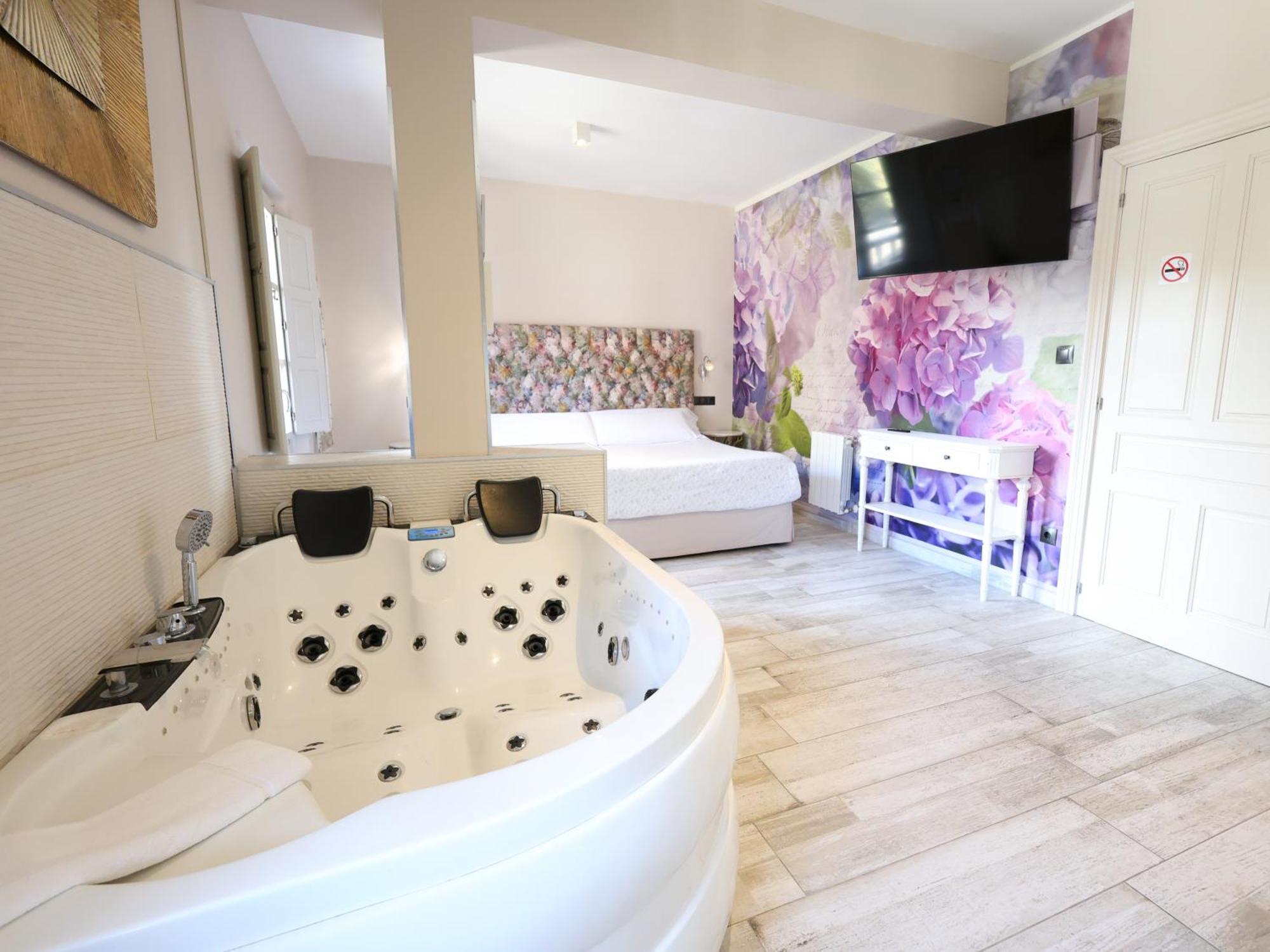 Akla Suites Con Jacuzzi Santillana サンティリャーナ・デル・マル エクステリア 写真