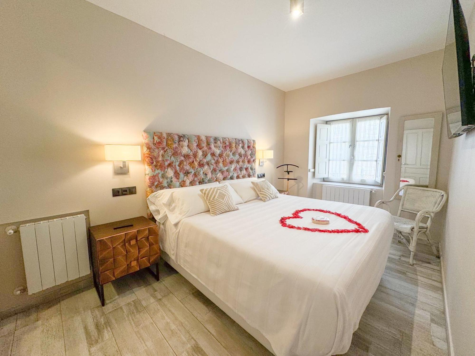 Akla Suites Con Jacuzzi Santillana サンティリャーナ・デル・マル エクステリア 写真